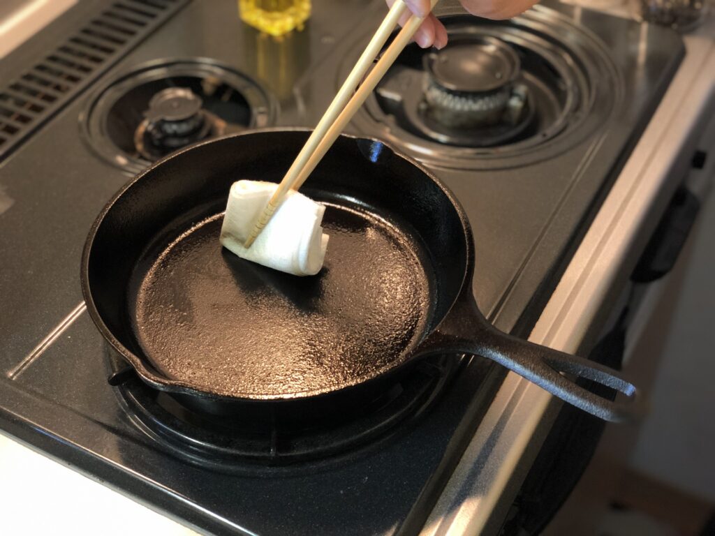 コンロでを加熱しているスキレット