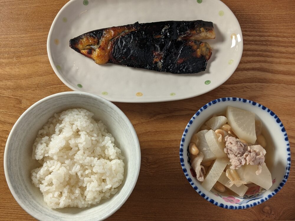 ごはん、大根と豚肉の煮物、焼き魚の食事