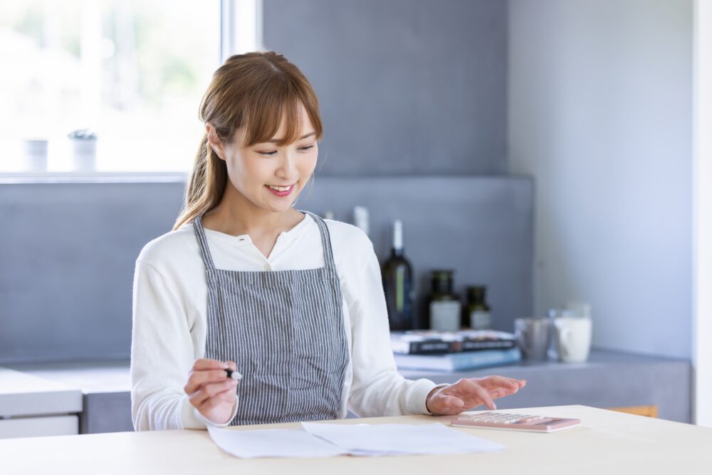 食事のメニューを考える女性の写真