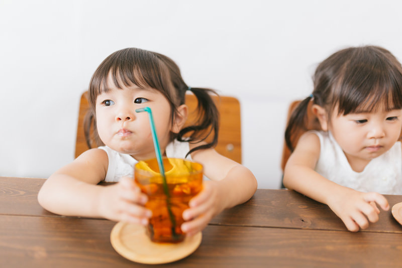 お茶を飲んでいる女の子