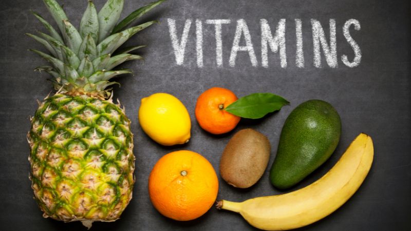 ビタミンが含まれるミカンやバナナ、レモン、オレンジ、パイナップルの写真