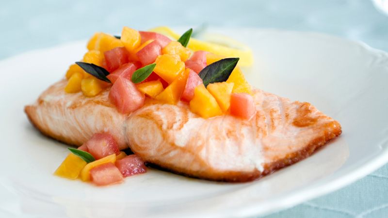 トマトやオレンジ、ミントがのった赤魚のソテー