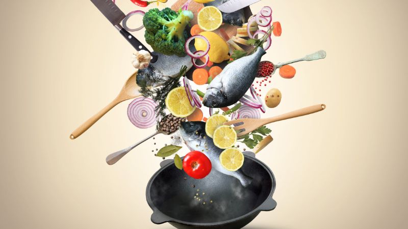 魚を調理しているイメージ写真