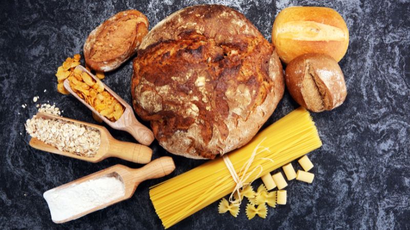 全粒粉で作られたパンやパスタ、全粒粉の粉の写真。