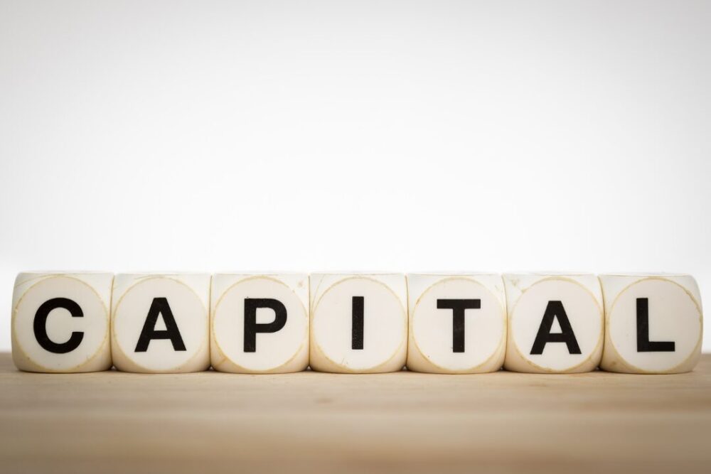 CAPITALの文字を示した写真