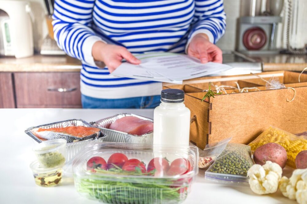 食材宅配の届いたリストを見ながら食材を確認している人