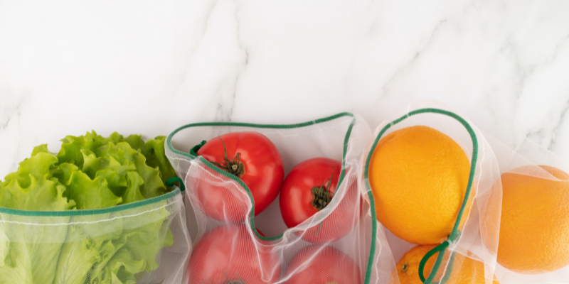 ジッパー付き袋に入れたレタスやトマト、オレンジ