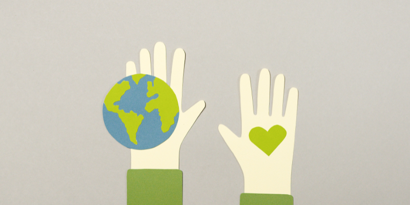 地球をやさしく抱えるイラスト