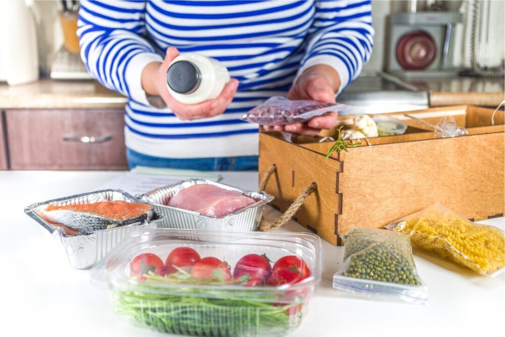 食材宅配で届いた食材を手に取って見ている人