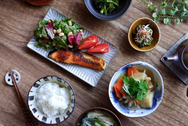 栄養バランスのとれた和食の写真